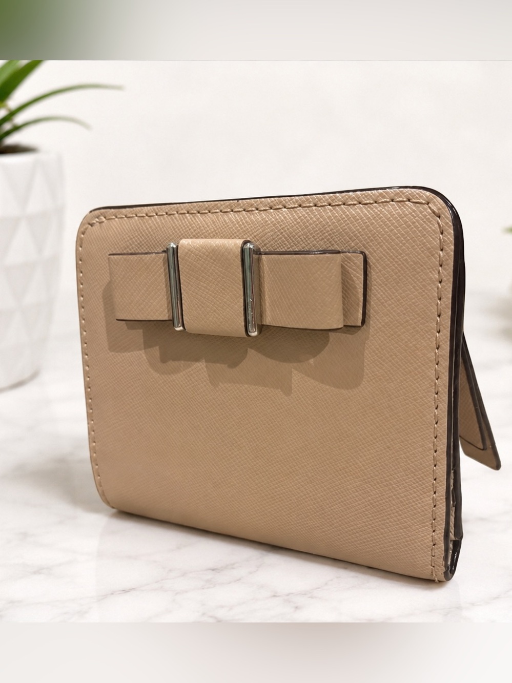Coach Bow Accent Trifold Wallet – Beige Leather Compact Snap Wallet